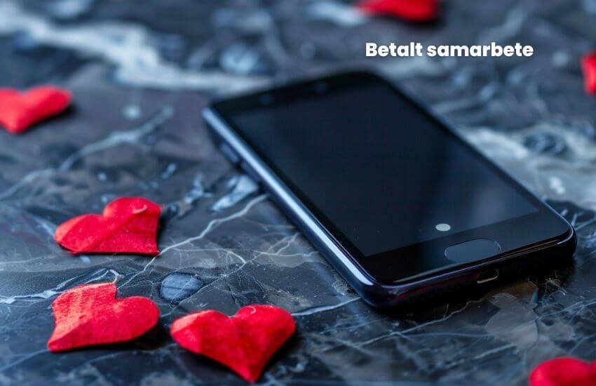 En smartphone ligger på en mörk marmoryta omgiven av röda pappershjärtan. Den svenska texten "Betalt samarbete" visas i det övre högra hörnet.