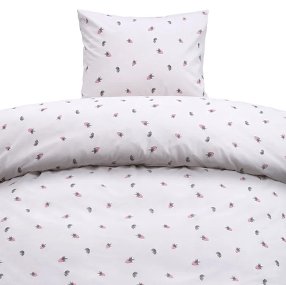 Vitt bäddset med en kudde och ett täcke, båda dekorerade med små rosa och grå blommönster jämnt utspridda över ytan.